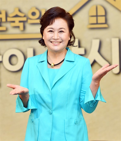 '박원숙의 같이 삽시다' 박원숙, 힐링드려요 박원숙 배우가 29일 오전 온라인으로 진행된 KBS 2TV <박원숙의 같이 삽시다> 제작발표회에서 포즈를 취하고 있다.  <박원숙의 같이 삽시다는 평균연령 66세, 화려했던 전성기를 지나 인생의 후반전을 준비하는 박원숙 배우, 김영란 배우, 문숙 배우, 혜은이 가수가 경상남도 남해에서 그녀들의 좌충우돌 동거 생활을 관찰하며, 노년의 외로움과 다양한 감정들을 함께 나누며 고민하는 프로그램이다. 7월 1일 오후 10시 40분 첫 방송.