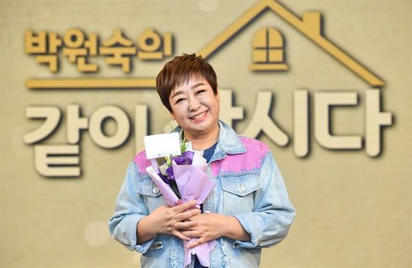 '박원숙의 같이 삽시다' 혜은이, 파란나라로! 혜은이 가수가 29일 오전 온라인으로 진행된 KBS 2TV <박원숙의 같이 삽시다> 제작발표회에서 포즈를 취하고 있다.  <박원숙의 같이 삽시다는 평균연령 66세, 화려했던 전성기를 지나 인생의 후반전을 준비하는 박원숙 배우, 김영란 배우, 문숙 배우, 혜은이 가수가 경상남도 남해에서 그녀들의 좌충우돌 동거 생활을 관찰하며, 노년의 외로움과 다양한 감정들을 함께 나누며 고민하는 프로그램이다. 7월 1일 오후 10시 40분 첫 방송.