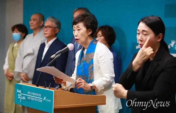 국가인권위원회 최영애 위원장이 30일 오전 서울 중구 인권위 사무실에서 '평등 및 차별금지에 관한 법률'(평등법 또는 차별금지법) 제정 필요 의견을 밝히는 기자회견을 하고 있다.