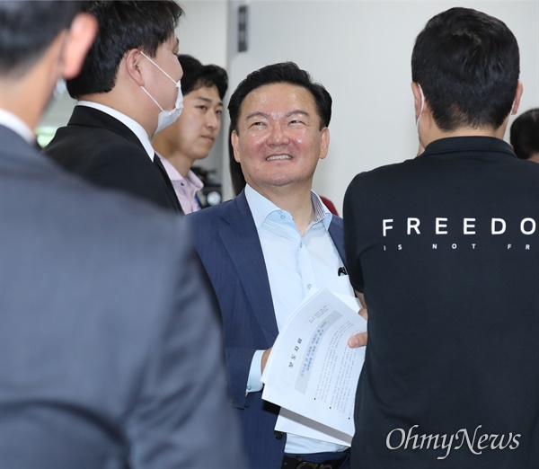 민경욱 전 미래통합당 의원. 사진은 지난 6월 30일 오후 서울 여의도 국회 소통관 기자회견장에 도착해 기자들과 인사하고 있는 모습. 민 전 의원은 이날 대법원에 수개표 실시를 촉구하는 기자회견을 했다. 