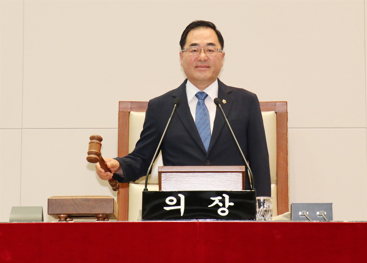 윤창근 성남시의원이 제8대 성남시의회 후반기 의장으로 선출됐다. 
