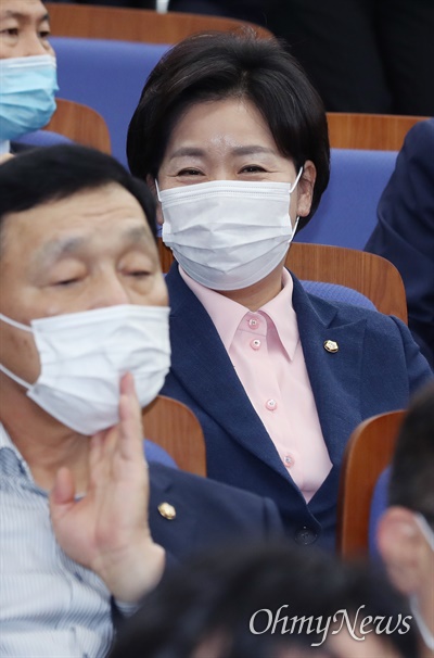 더불어민주당 양향자 의원 등이 1일 오전 서울 여의도 국회에서 열린 의원총회에 참석하고 있다.