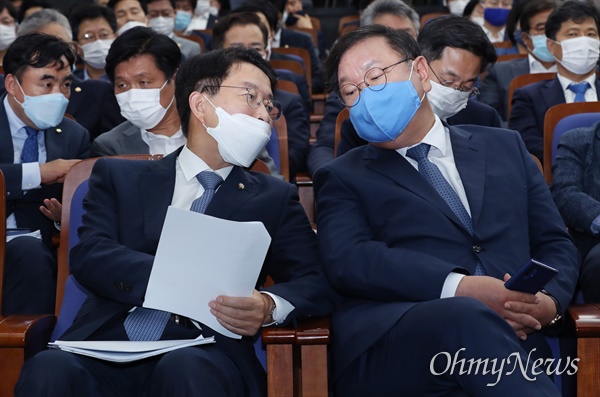 더불어민주당 김태년 원내대표가 1일 오전 서울 여의도 국회에서 열린 정책 의원총회에서 조정식 정책위의장의 이야기를 듣고 있다. 