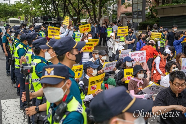 1일 오후 서울 종로구 옛 일본대사관 터 앞에서 소녀상을 둘러싼 보수단체 회원들이 윤미향 의원 사퇴와 정의연 규탄 집회를 열고 있다. 