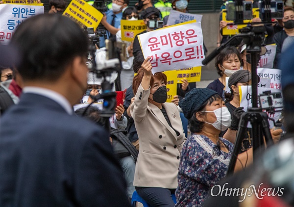 1일 오후 서울 종로구 옛 일본대사관 터 앞에서 소녀상을 둘러싼 보수단체 회원들이 윤미향 의원 사퇴와 정의연 규탄 집회를 열고 있다. 