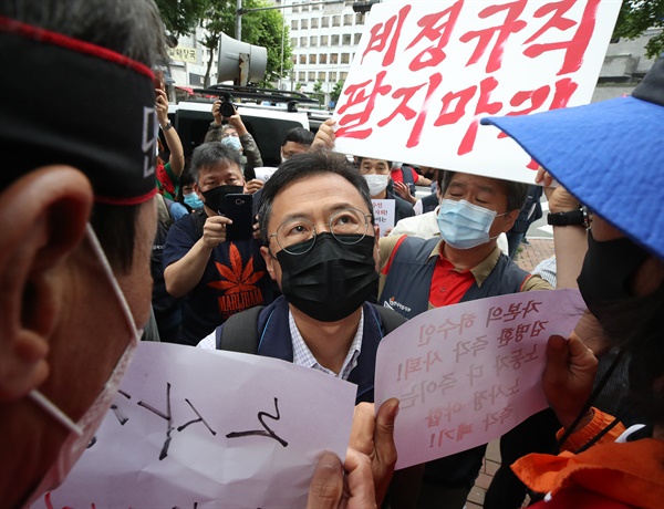 조합원들 항의받는 김명환 위원장 1일 오전 서울 중구 정동 전국민주노동조합총연맹 앞에서 노사정 합의에 반대하는 민주노총  비정규직 조합원 등이 건물로 들어서는 김명환 위원장을 가로막고 있다.