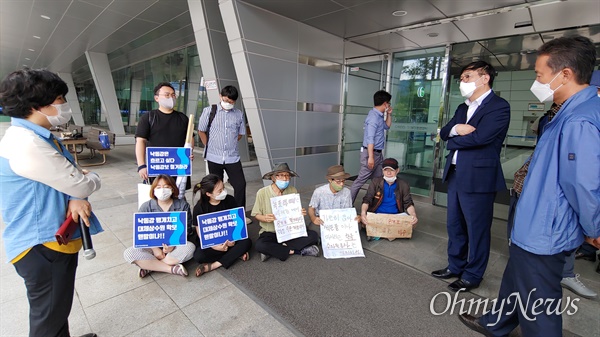  한국수자원공사가 7월 1일 오후 창원컨벤션센터에서 “낙동강 하류 안전한 상수원 확보 대책 토론회”를 열기에 앞서, 마산창원진해환경운동연합은 '대체 상수원 대책 토론회 반대'하며 한때 농성을 벌였다.