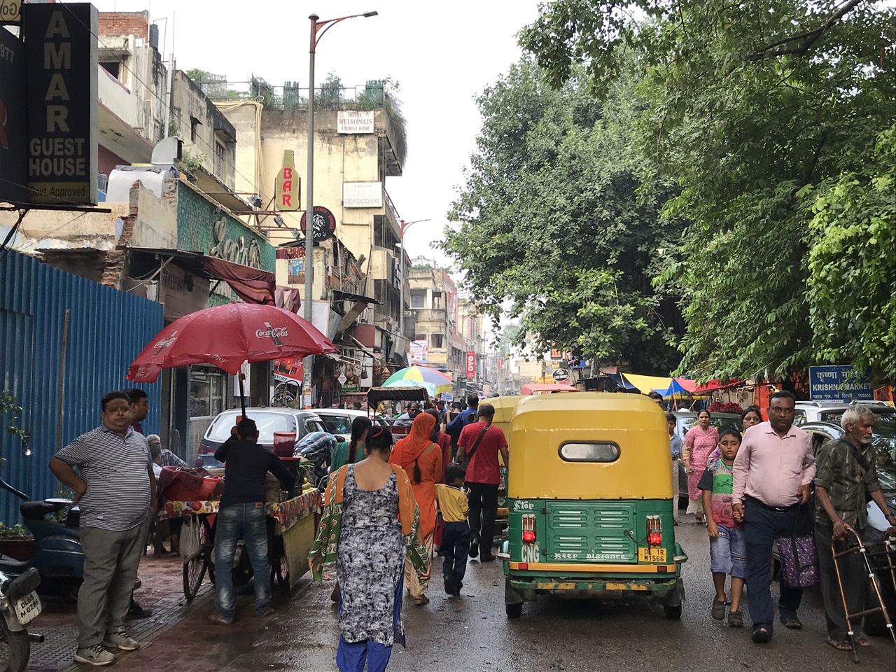365일 내내 사람들로 인산인해를 이루는 인도 델리의 거리