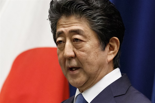 2020년 6월 18일, 아베 당시 일본 총리가 도쿄 총리관저에서 기자회견을 하고 있다. 