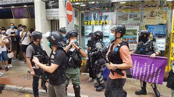 1일 홍콩 도심에서 벌어진 시위에서 홍콩 경찰이 한 시위자를 체포하고 있다. 