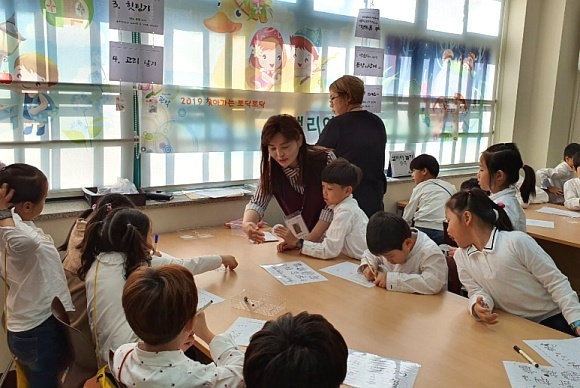 2019년 신성초등학교 꿈나눔 마을축제 한마당 프로그램에서 아이들을 지도하는 이숙종 관악혁신교육지구 이숙종 강사