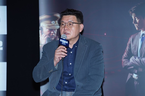 2일 오전 온라인으로 진행된 영화 <강철비2: 정상회담> 제작보고회에서 양우석 감독이 기자의 질문에 답하고 있다.