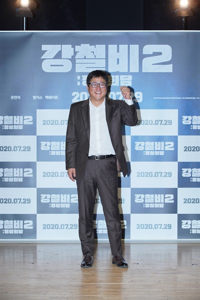  영화 <강철비2: 정상회담> 제작보고회에서 배우 곽도원이 카메라를 향해 포즈를 취하고 있다.