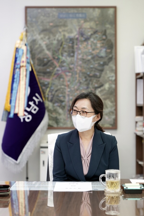 은수미 성남시장은 '기본소득'과 '전 국민 고용보험' 모두 옳은 정책이라면서도 현시점에서는 '전 국민 고용보험'이 더 적합하다는 입장을 밝혔다. 사진은 은수미 성남시장의 인터뷰 모습.