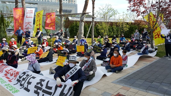 지난 5월 7일 예산군청 앞에서 집회를 벌이고 있는 대치리 주민들 