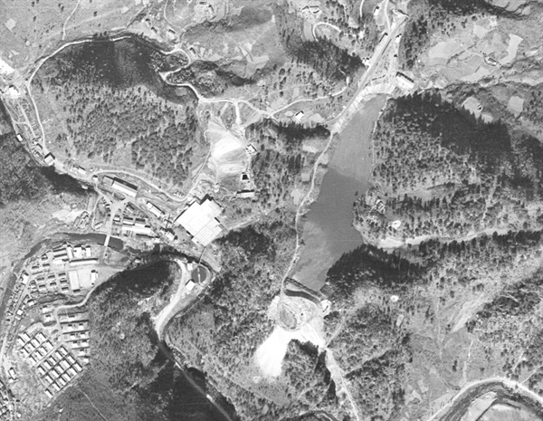 1971년 11월의 연화광산과 대현리 광미적치장. 광미가 매립되면서 한티 골짜기는 저수지처럼 변했다.