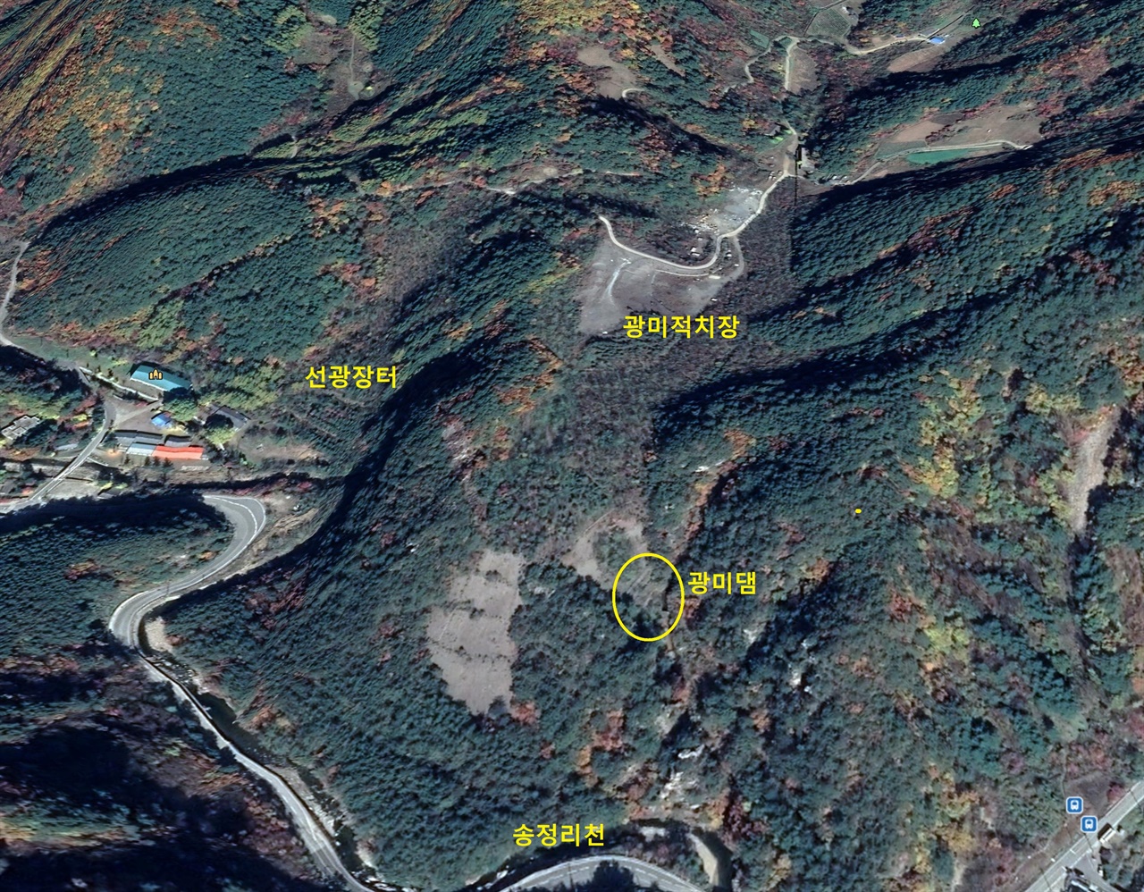 폐광 20년 후인 2018년 10월의 대현리 광미적치장. 광미댐 아래 배수관으로 침출수가 흘러나와 송정리천에 유입된다.