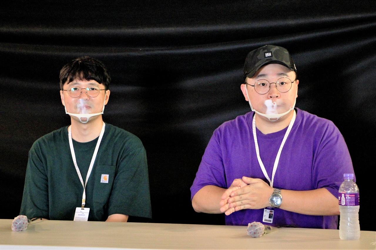  2020 평창국제평화영화제에서 열린 <요요현상>의 GV에 참석한 고두현 감독(왼쪽), 문현웅 출연자.