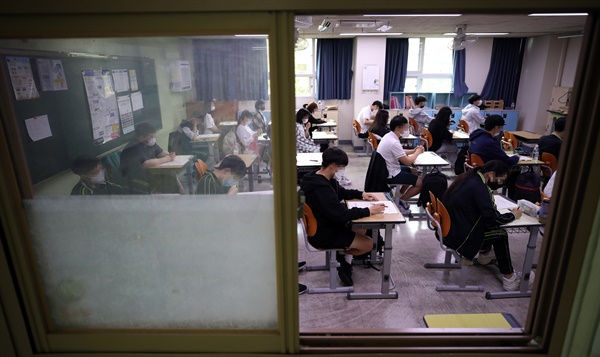 한국교육과정평가원이 주관하는 대학수학능력시험 모의평가가 시행된 7월 18일 오전 서울 상암고등학교에서 학생들이 시험을 준비하고 있다.