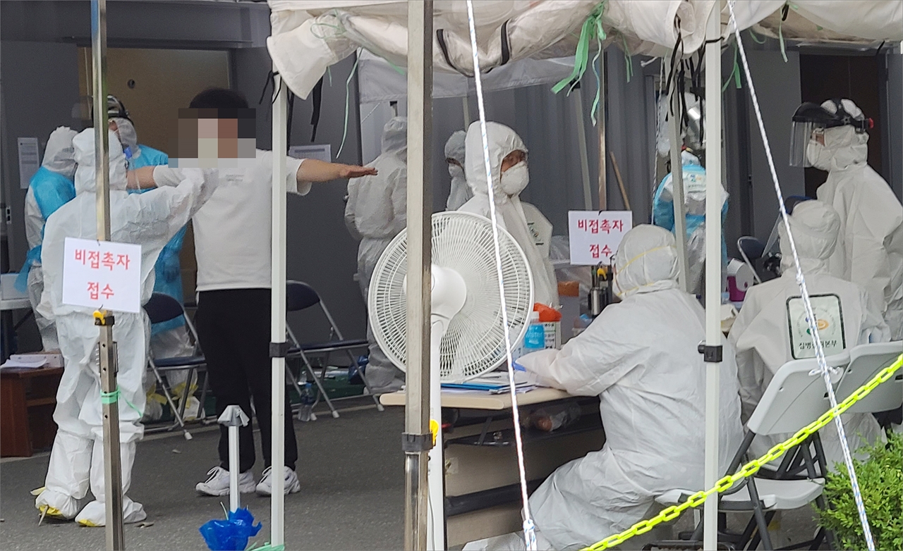 대전 서구보건소 선별진료소에서 검사를 받고 있는 시민(자료사진).