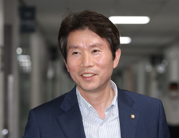 통일부 장관에 내정된 더불어민주당 이인영 의원이 지난 7월 3일 오후 서울 여의도 국회의원회관 의원실로 들어서며 취재진의 질문을 받고 있다.