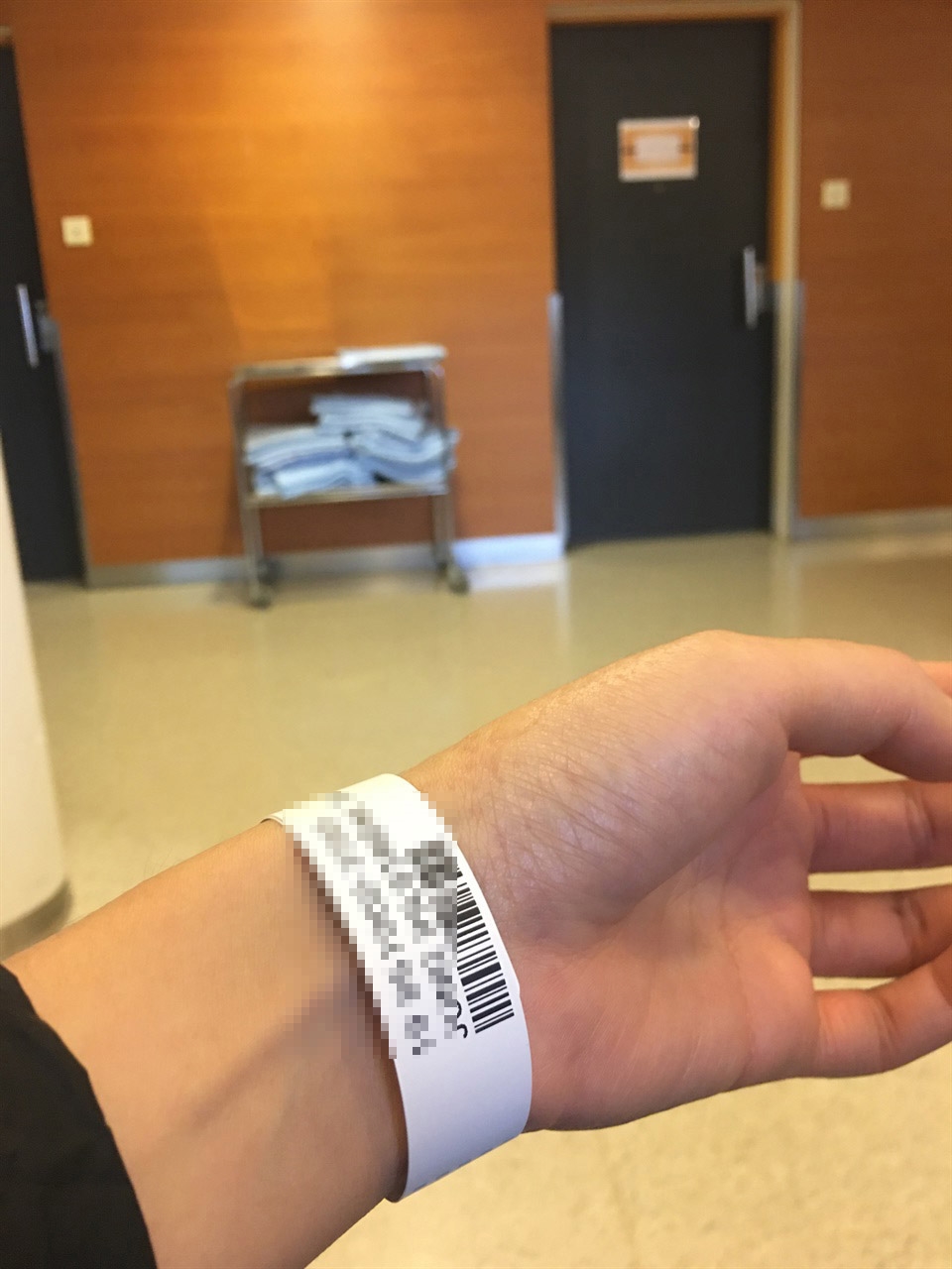 팔을 다쳐서 응급실에 갔을 때 찍은 사진. 내 이름을 언제 부를지 몰라 하염없이 기다려야 했다. 