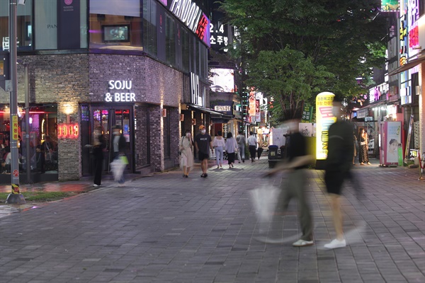  3일 오후 유흥가인 광주 서구 상무지구가 한산한 모습을 보이고 있다. 광주시는 지난달 27일부터 코로나19 확진자가 급증하자 사회적 거리두기를 2단계로 격상했다. 