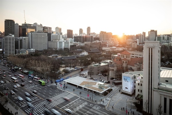 서울시는 2015년에 철거했던 옛 국세청 남대문 별관 건물 자리에 ‘서울도시건축전시관’을 조성 완료하고 2019년 3월 개관하였다. 사진은 국세청 별관 건물 철거 후 사진 