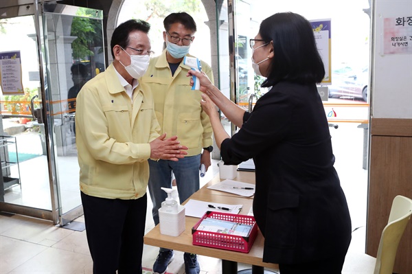 정순균 강남구청장(왼쪽)이 지난 6월 28일 주말 예배를 진행하는 관내 소규모 교회를 방문해 감염병 예방수칙 준수여부를 점검하고 있는 모습. 
