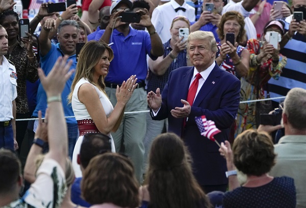 도널드 트럼프 대통령과 멜라니아 여사가 4일(미국 현지시각) 워싱턴D.C.에서 열린 미국 독립기념일 기념행사를 주최하고 있는 모습. 