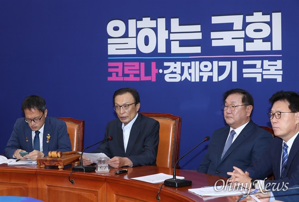 더불어민주당 이해찬 대표가 6일 오전 서울 여의도 국회에서 최고위원회의를 주재하고 있다. 