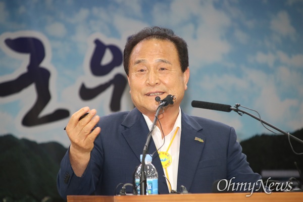 김영만 군위군수가 6일 오후 군위군청에서 기자회견을 열고 국방부가 군위군 우보면을 '부적합'으로 판정한데 대해 법적 소송을 할 것이라고 밝혔다.
