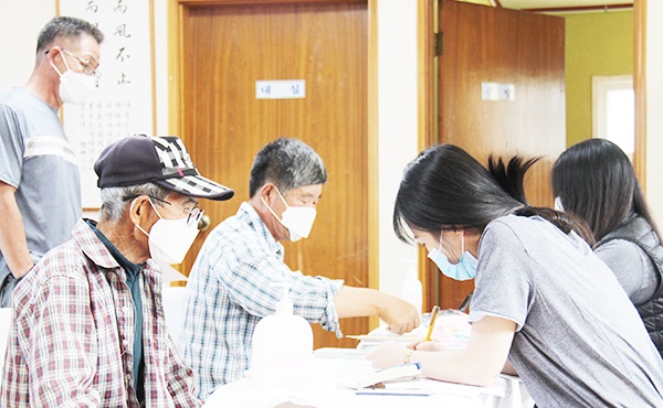 예산군 광시면 용두리 주민들이 건강영향조사를 받고 있다.