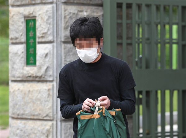 세계 최대 아동 성착취물 사이트 '웰컴 투 비디오' 운영자인 손아무개씨가 6일 오후 법원의 미국 송환 불허 결정으로 석방되어 경기도 의왕 서울구치소를 나서고 있다.