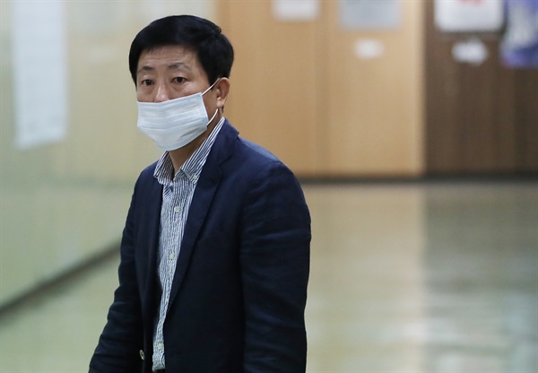 박상학 자유북한운동연합 대표가 6일 오후 중구 프레스센터에서 외신기자들을 상대로 기자회견을 하기 위해 들어가고 있다. 