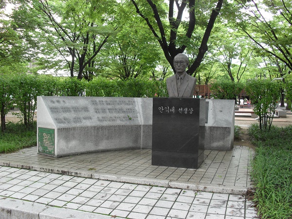  서울시 송파구의 올림픽공원에 있는 안익태 동상. 
