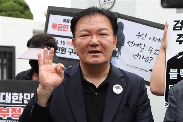 민경욱 전 미래통합당 의원. 사진은 지난 7월 6일 경기도 의정부시 가능동 의정부지방법원에서 자신에게 투표용지를 전달한 제보자에 대한 검찰의 구속영장 청구에 대해 발언하고 있는 모습. 