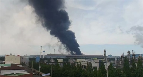 지난 6월 13일 낮 12시 30분 경, 포스코 포항제철소에서 검은 연기와 불꽃이 치솟아 올랐다. 정확한 원인은 아직 밝혀지지 않았지만 스테인레스를 제조하는 소둔산세 공장의 대수리 현장에서 화재가 발생한 것이었다.