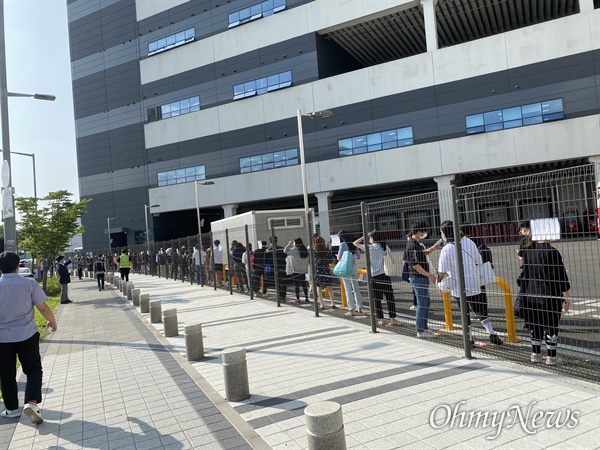 지난 7일 오후 4시 40분경, 부천 쿠팡 신선물류센터 오후조로 출근하는 직원들의 모습. 줄을 지어 건물 안으로 들어가고 있다.