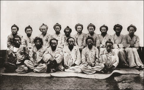 대구감옥에 수감된 호남 의병들(앞줄 왼쪽에서 두 번째 오성술 의병장).