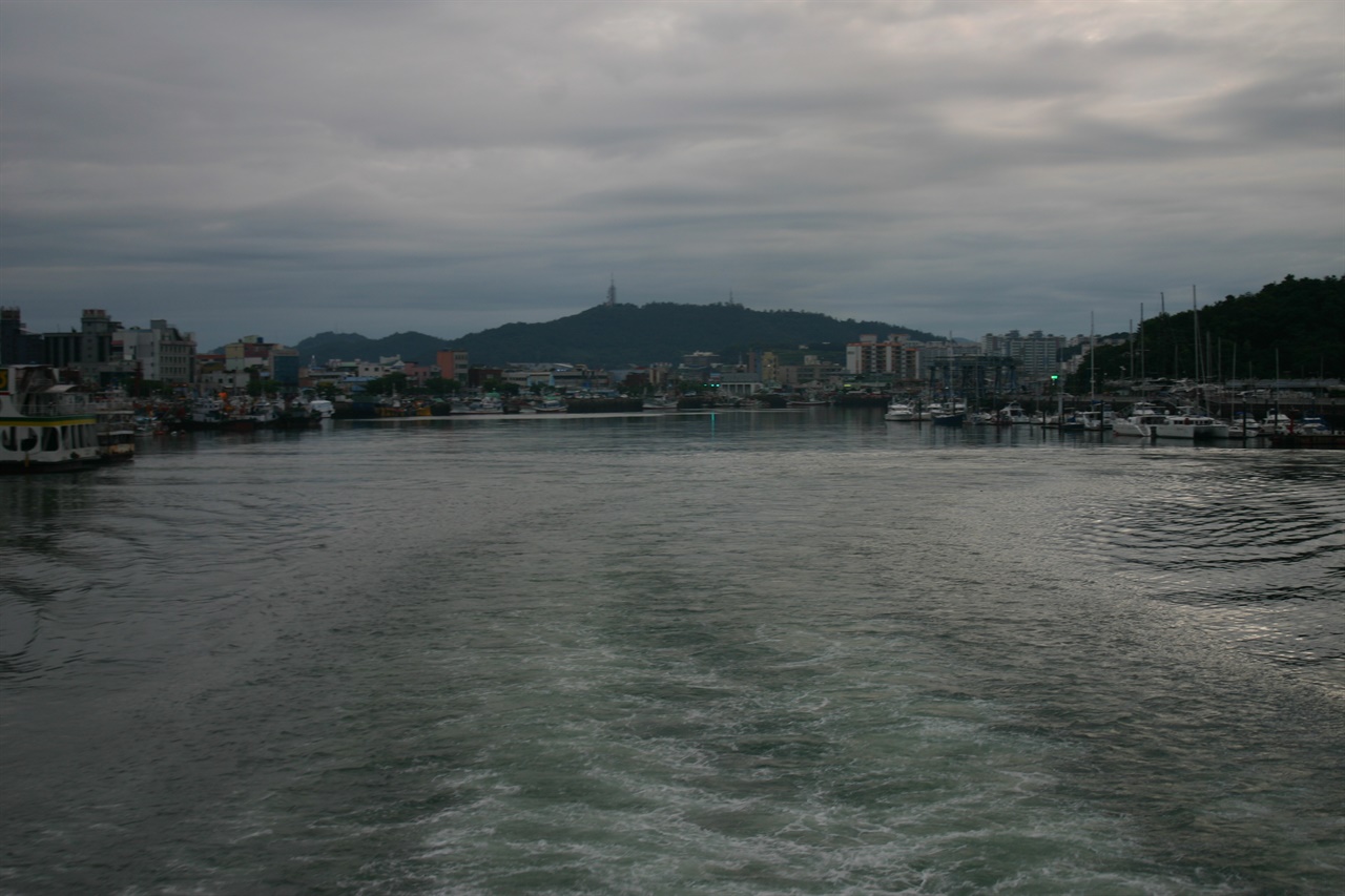 신안농협 소속 여객선이 목포 앞 바다를 가르며 하의도로 가고 있다.