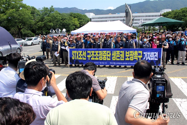  전국금속노동조합 STX조선지회 조합원들은 7월 8일 경남도청 정문 앞에 '단식' 천막농성에 들어갔다.