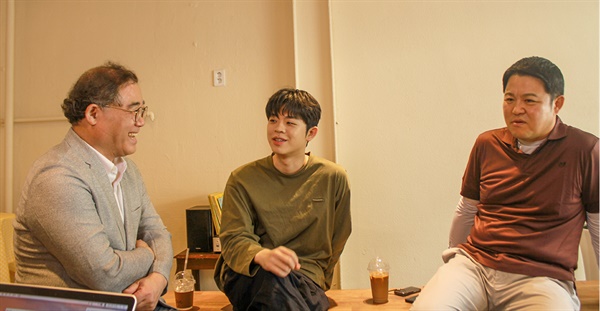  6월 19일 IZM과 부평구문화재단의 < MEETS 시리즈 > 인터뷰에 참여한 김구라와 아들 그리(GREE). 이 날 인터뷰는 음악평론가 임진모의 주도 하에 진행됐다.