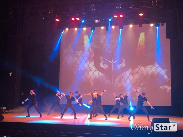  보이그룹 멋진녀석들이 8일 오후 서울 목동의 한 공연장에서 쇼케이스를 열었다.