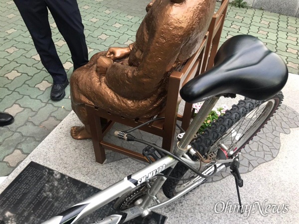 8일 부산 일본영사관 앞 평화의 소녀상에 한 20대 남성이 자전거를 묶어놓고 달아났다. 지난달 22일 '박정희'가 적힌 노란 천과 막대기를 투척하고 사라진 지 두번째 사건이다.