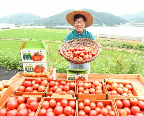 신동헌 광주시장이 코로나19 여파로 지역 특산물 축제인 '퇴촌 토마토축제'를 부득이하게 개최할수 없게되자 직접 '토마토 팔아주기 운동'을 추진, 직접 세일즈에 나서고 있다.