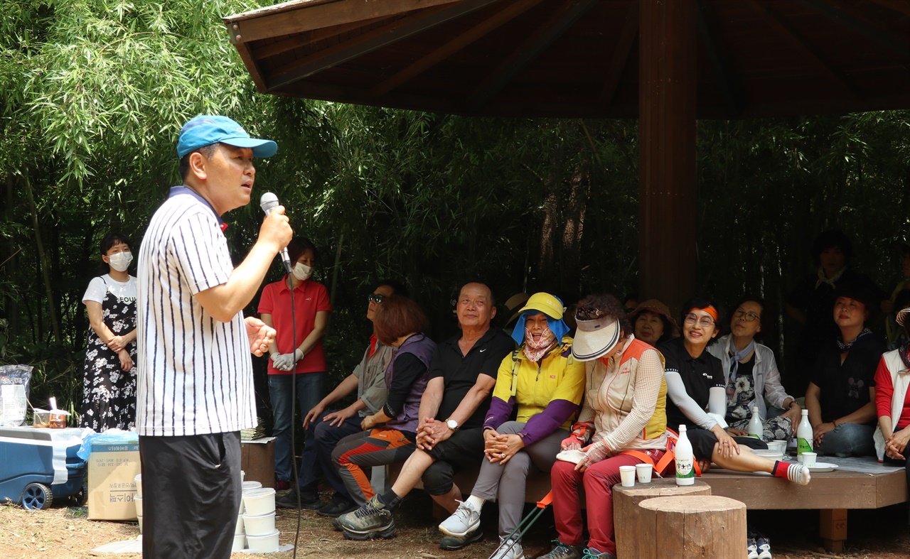 군산 청암산 쉼터에서 지지자들에게 근황 설명하는 김관영 전 의원