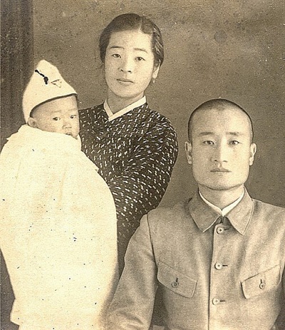 1943년 장재성(35) 선생과 부인 박옥희(32), 큰아들 장상백(1) 