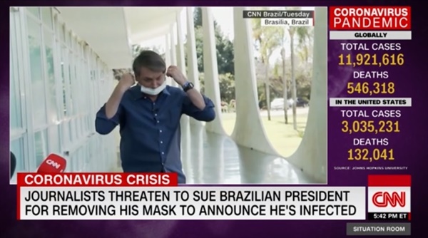 코로나19 양성 판정을 받고 기자회견을 하다가 마스크를 벗는 자이르 보우소나루 브라질 대통령을 보도하는 CNN 뉴스 갈무리.