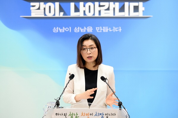 은수미 성남시장은 선거법 위반 혐의와 관련한 대법원의 파기 환송 판결에 대해 감사의 뜻을 밝히며, 시정에 최선을 다하겠다고 다짐했다. 자료사진. 은수미 성남시장.